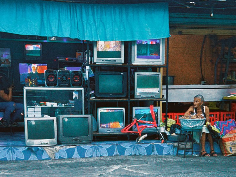 El centro de San Salvador: luces navideñas, restaurantes de lujo y quienes aún lo habitan